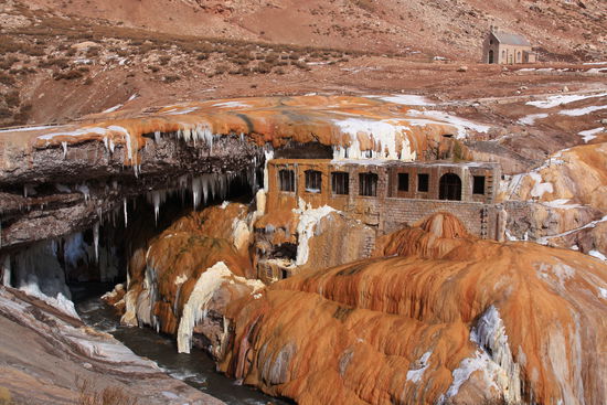 Puente del Inca - Inkabruecke. Bis vor ein paar Jahren durfte man hier noch in die heissen Quellen gehen.