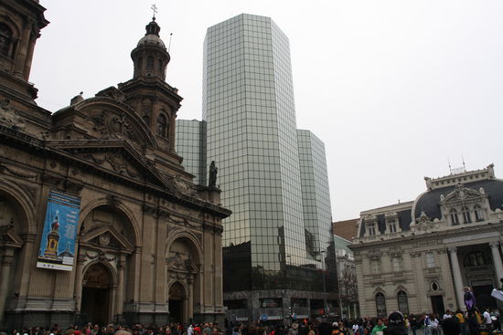Placa de Armas: Links endlich mal wieder eine kathedralenwuerdige Kathedrale. Nachdem ich schon so viele Kirchen gesehen habe ist das endlich mal wieder etwas Einzigartiges.
