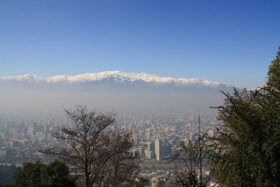 Blick vom Cerro San Christobal auf die Anden.