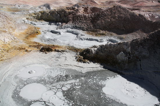 Sie aus wie eine Guellekrube und riecht auch so. Die anscheinend hoechstgelegenen Geysire der Welt. War mir eigtl. voellig egal...