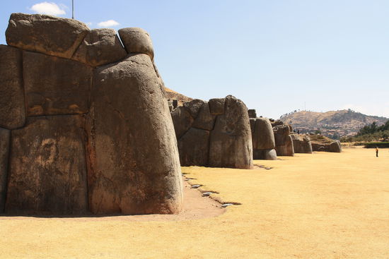 Die Zick-Zack-Form sollte nicht nur vor Feinden schuetzten, sondern auch als gegen die Zerstoerung durch Erdbeben.