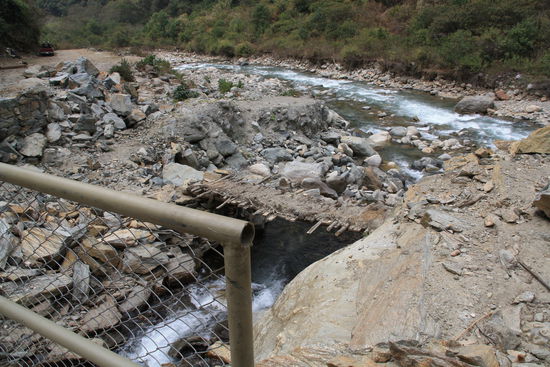 Im Vordergrund die etwas stabiler moderne Bruecke. Da hinter die etwas antikere Alternative.