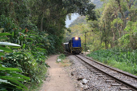 der PeruRAIL von Cuzco nach Aguas Calientes und der schmale Weg links daneben.