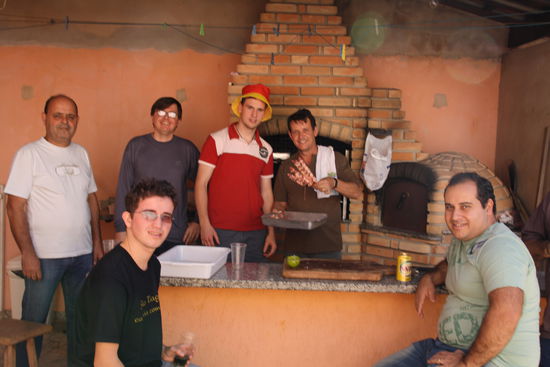 Beim Grillen. Selbsverstaendlich mit Deutschlandmuetze.