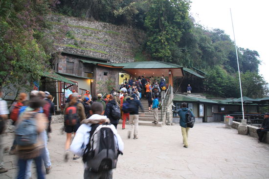 Das Eintrittgate von Machu Picchu. Man beachte, dass es 6 Uhr morgens ist!!!