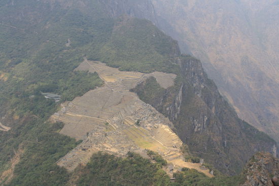 Aussicht auf Machu Picchu von Wayna Picchu. Kein Wunder, dass sich so viele Leute fuer diesen Ausblick den Berg hoch plagen.