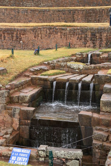 Tipón mir seinen Wasserkanaelen. Eine absolute Ingenieursleistung das  Wasser so zu regulieren, dass es nicht zu schnell und nich zu langsam fliesst. Und dann auch noch perfekt dosiert weitergeleitet wird.