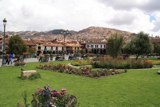 Plaza de Armas in Cuzco. Wunderschoen und wunderbaer touristisch. Restaurants, Cafes, Bars, Diskos, etc. Es gibt einfach alles um den Platz.