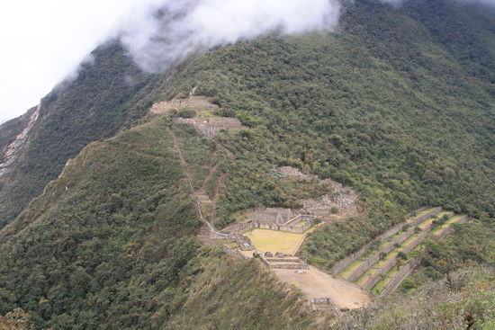 Choquequirao. Weniger Gebaude wie Machu Pichu aber verdammt viel groesser. Auch wenn man sich einiges unter dem Dschungel "herdenken" muss