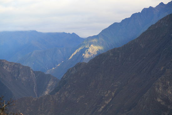 Am morgen als es zurueck ging sah man, dass als erster Fleck im Tal Choquequirao ins Licht faellt. Das kann einfach kein Zufall sein...