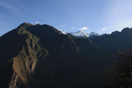 Im Vordergrund dichtbewachsene Haenge. Im Hintergrund die schneebedeckten Berge rund um Salkantay