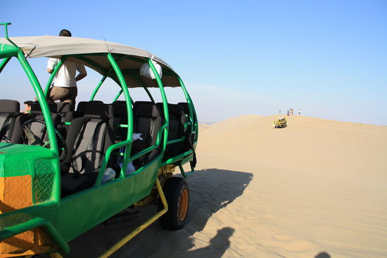 Mit dem Buggy durch die Wueste. Der Fahrer wollte uns ganz klar umbringen. Einfach so mal senkrechte Duenen runter zu heizen
