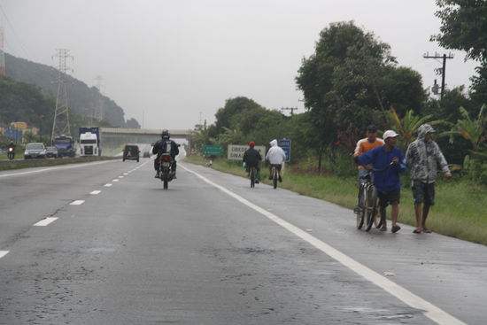 Kein seltenes Bild. Arbeiter etc. laufen schlicht weg an der Autobahn entlang. Wenn es sein muss auch einfach mal auf die andere Strassenseite.