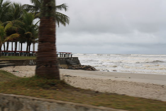 Strand in der Naehe von Santos. Bei gutem Wetter laesst es sich hier sehr gut aushalten.