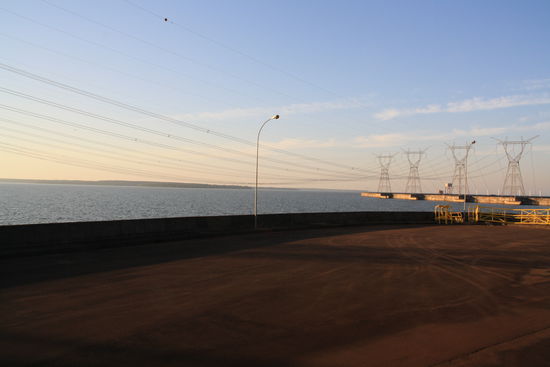 Blick von der Staumauer auf den aufgestauten See.