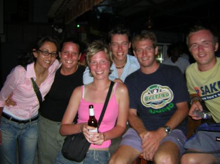 Unser Tauchkurs, von links nach rechts Anjum, Jess (Diveinstructor), wir beide (uebrigens schon ziemlich braun , Matt unser Instructor und Adam