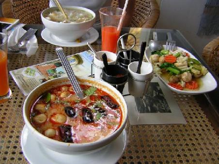 Tom Yam (gibts in versch. Richtungen) mit uns unbekannten Sachen, sehr scharf, sehr lecker, sehr guenstig