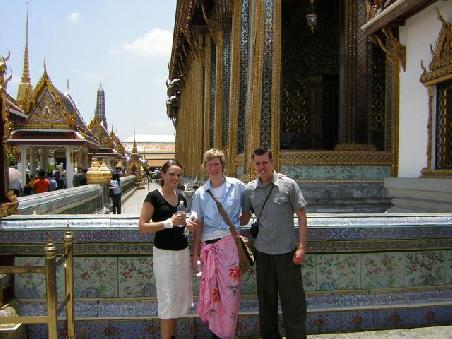 Im Grand Palace gibts Kleidungsvorschriften, Sachen kann man sich ohne Probleme leihen, bei mir wars die lange Hose und bei Esther das Hemd, Flip Flops gehen nicht...