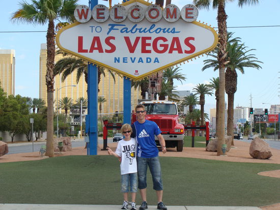 Bild des Tages 2: Dean und ich vor der berühmten Neonreklame (die Handwerker hat Maren oben geschickt abgeschnitten)