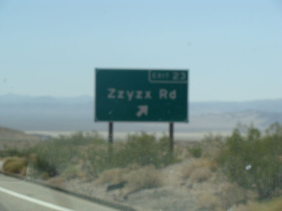 Bild des Tages: Eine Ausfahrt auf dem Weg von LV nach LA
(Wer mir sagt, wie man dies korrekt in englischer Sprache ausspricht, den lade ich zu einem Eis ein!)