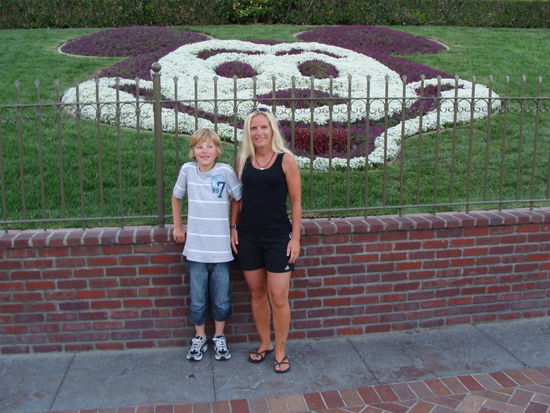 Bild des Tages: Dean und Maren an einem Micky-Maus-Beet (Genau hier wurde Maren vor 18 Jahren schon einmal von ihrer Freundin Liz fotografiert. Ein Vergleichsfoto kann bei uns zu Hause angesehen werden.)