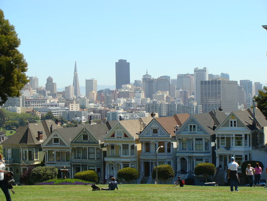 Bild des Tages 1: Der Alamo Square mit den Painted Ladies und Downtown im Hintergrund