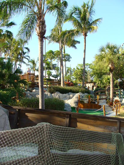 So schön kann ein Minigolfplatz aussehen. Die Bahnen schlängeln sich über Wasser, den Berg hinunter und durch Hindernisse hindruch bis zum Ziel.