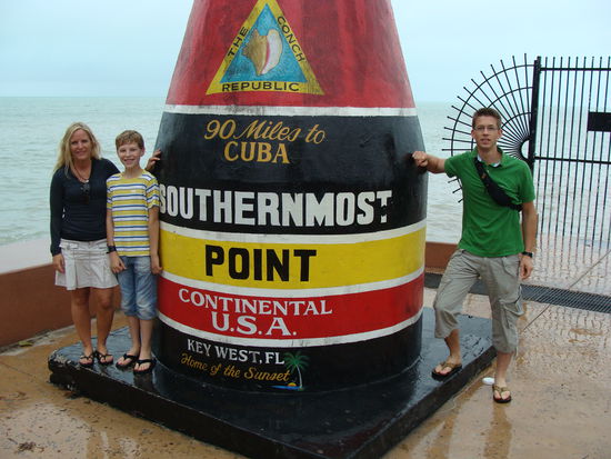 Wir am südlichsten Punkt der USA (Festland). Die Regencapes haben wir extra für das Foto ausgezogen.