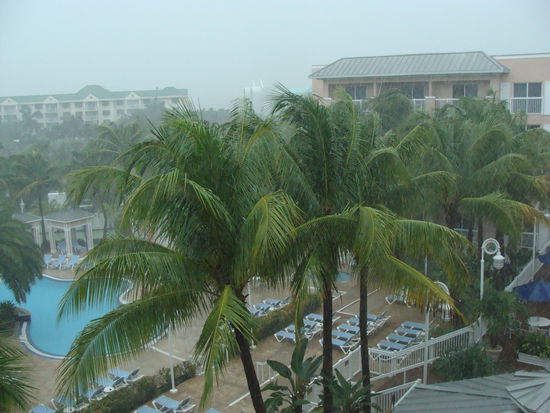 Der verregnete Blick aus unerem Hotelfenster in den Innenhof.