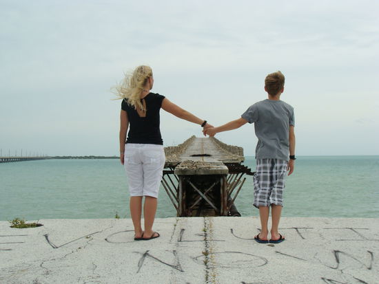 Maren und Dean vor der alten Brücke. Im Hintergrund links ist die neue zu sehen.