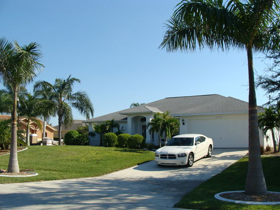 Unser Heim auf Zeit in Cape Coral mit dem Dodge in der Einfahrt.