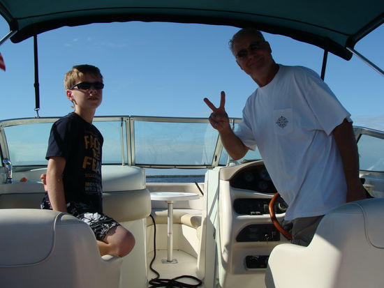 Dean und Captain Al auf seinem Boot.