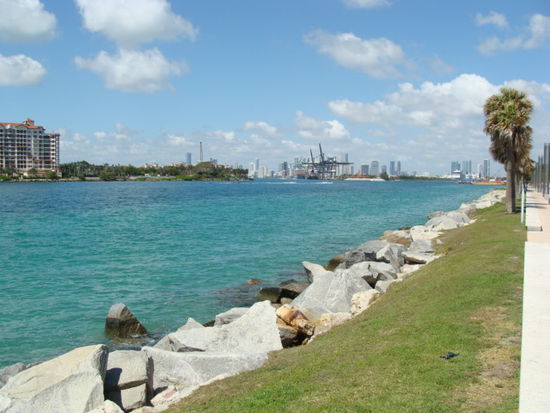Die Sicht vom Strand auf den Hafen und die Skyline von Miami.