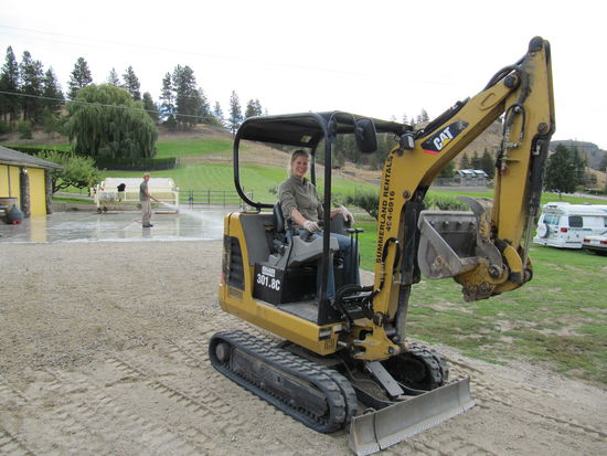 Erbauen der Zufahrt zum Weingut.