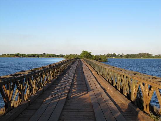 Brücke über die Lagune nach Colonia Pellegrini