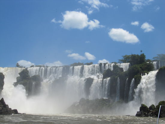 Wasserfälle von unten, Bootsansicht.