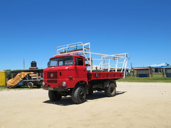 Der "Dünen-Laster" bringt Touristen nach Cabo Polonio