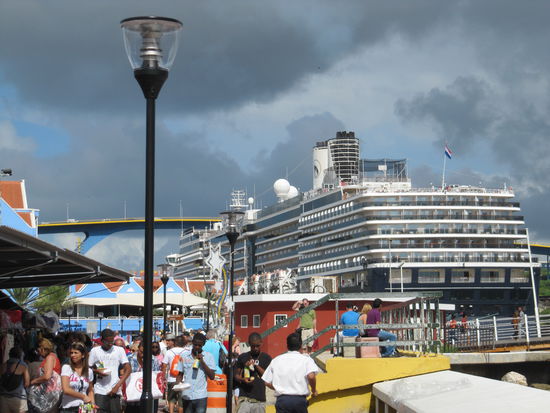 Angelegtes Kreuzfahrtschiff. 
Für den Fall, dass ein Reisender das Böötchen nicht mehr findet, ist die ganze Innenstadt mit Schildern ausgestattet... To the cruzship!