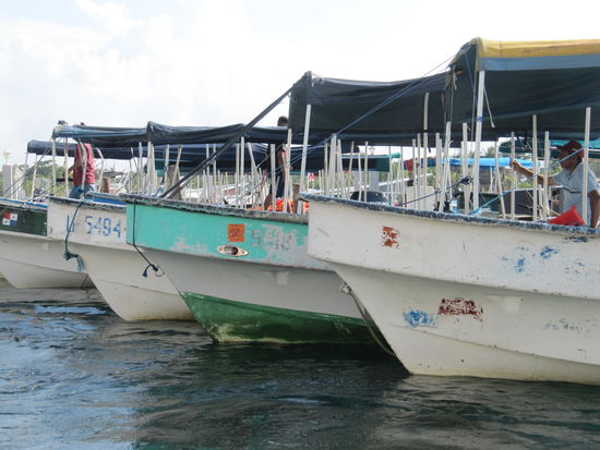 Boote welche einem von Insel zu Insel bringen.