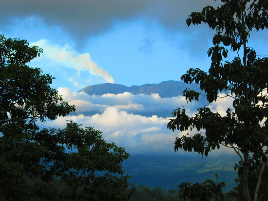 Aussicht vom Balkon: Der rauchende Vulkan