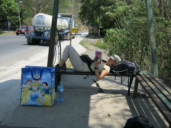 Warten an der Bushaltestelle... Sámara-Manuel Antonio: 12h Reisezeit!