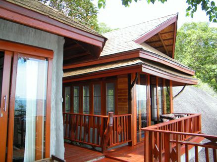 Links das "Haupthaus", rechts das "Nebenhaus" aka Chill-Out-Spa. Davor eine große Terasse mit Blick aufs Meer und zwei vorgelagerte Inseln