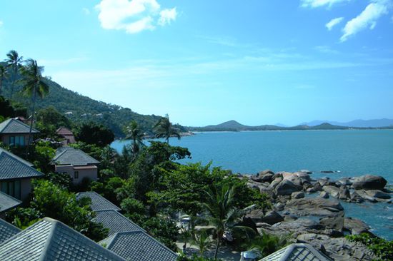 Blick von unserem Balkon. Im Hintergrund die Nordspitze Samuis und ganz hinten sieht man schemenhaft die Berge "unserer" Insel Phangan.