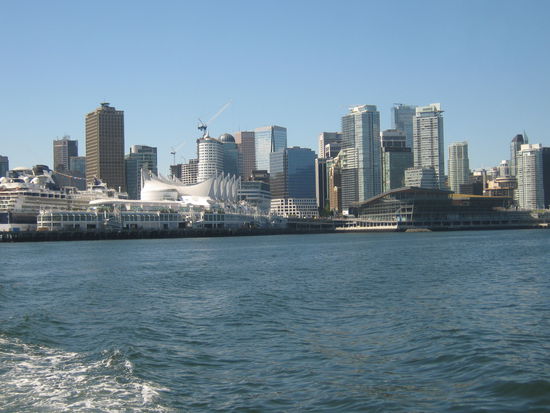 Blick auf einen Teil der Skyline von Vancouver aus der Fähre nach Nort-Vancouver