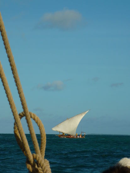 So sah unser Dhow auch aus mit gesetztem Segel!