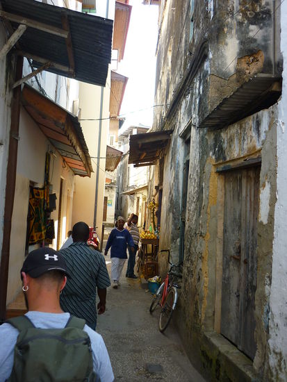 Gassen von Stone Town. Auch hier muss man sich vor Rollerfahrern, Radfahrern und Menschen mit Obstwagen in Acht nehmen!