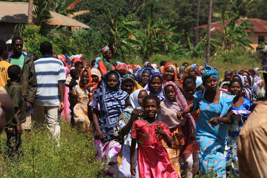 Frauengruppe, die die Männer bei ihren Kämpfen anfeuern!