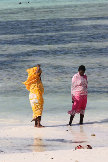 Einheimische am Strand in Jambiani