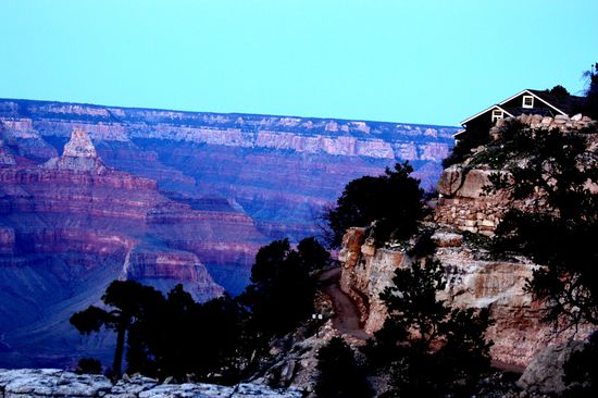 So sieht es nach Sonnenuntergang aus - zu jeder Tageszeit eine andere Farbe.