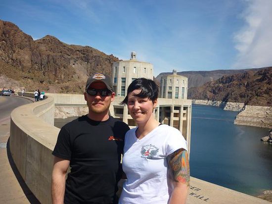Auf dem Weg halten wir noch schnell beim Hoover Damm an. Letztes Jahr haben wir kein Wasser gesehen, diesmal schon
